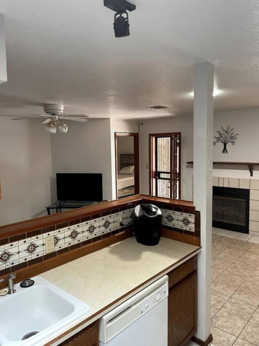 Townhouse, Two Car Garage, Fireplace Back Yard 라스크루시스 외부 사진