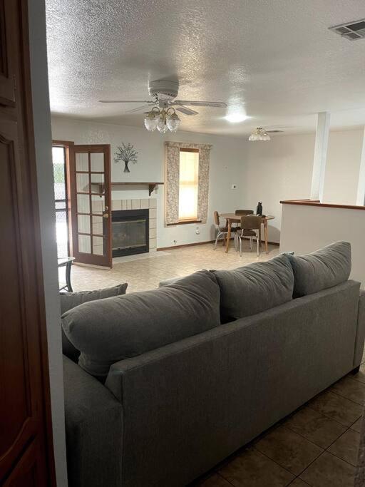 Townhouse, Two Car Garage, Fireplace Back Yard 라스크루시스 외부 사진