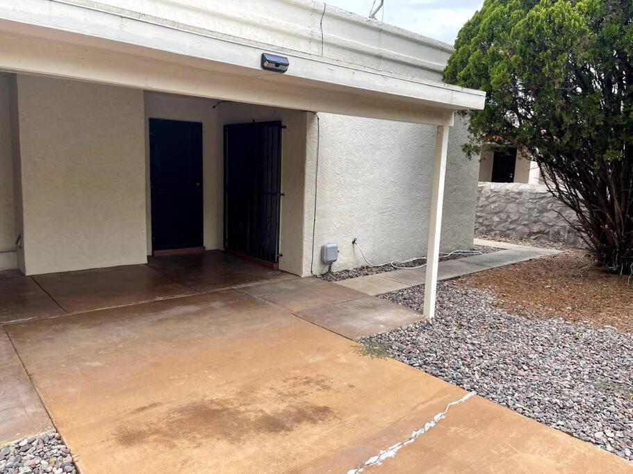 Townhouse, Two Car Garage, Fireplace Back Yard 라스크루시스 외부 사진