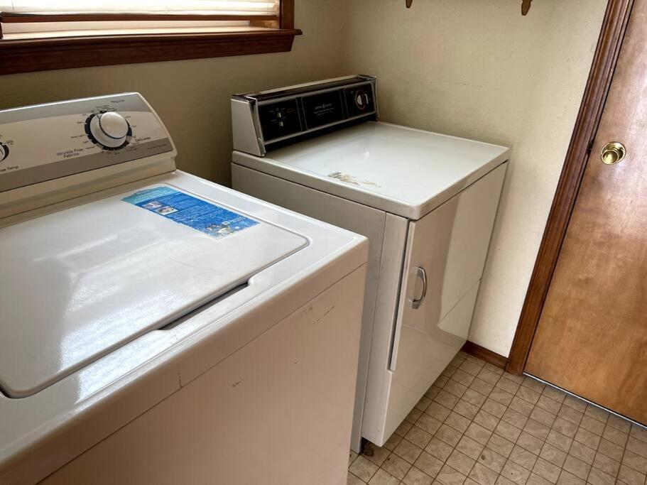 Townhouse, Two Car Garage, Fireplace Back Yard 라스크루시스 외부 사진