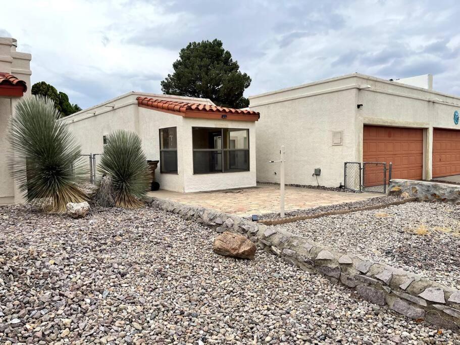 Townhouse, Two Car Garage, Fireplace Back Yard 라스크루시스 외부 사진