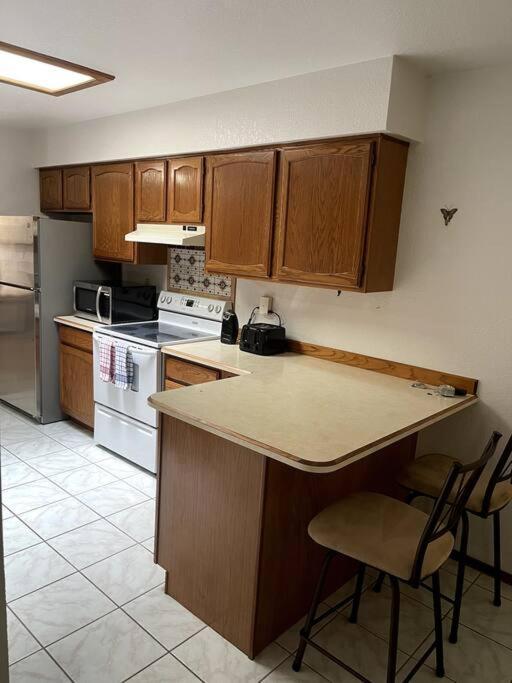 Townhouse, Two Car Garage, Fireplace Back Yard 라스크루시스 외부 사진