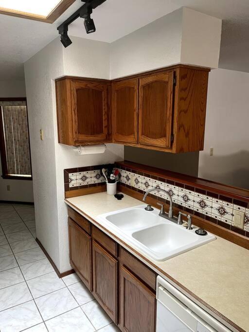 Townhouse, Two Car Garage, Fireplace Back Yard 라스크루시스 외부 사진