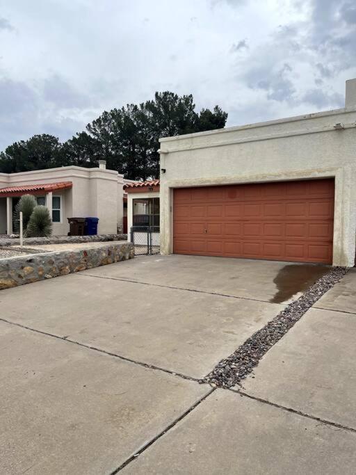 Townhouse, Two Car Garage, Fireplace Back Yard 라스크루시스 외부 사진